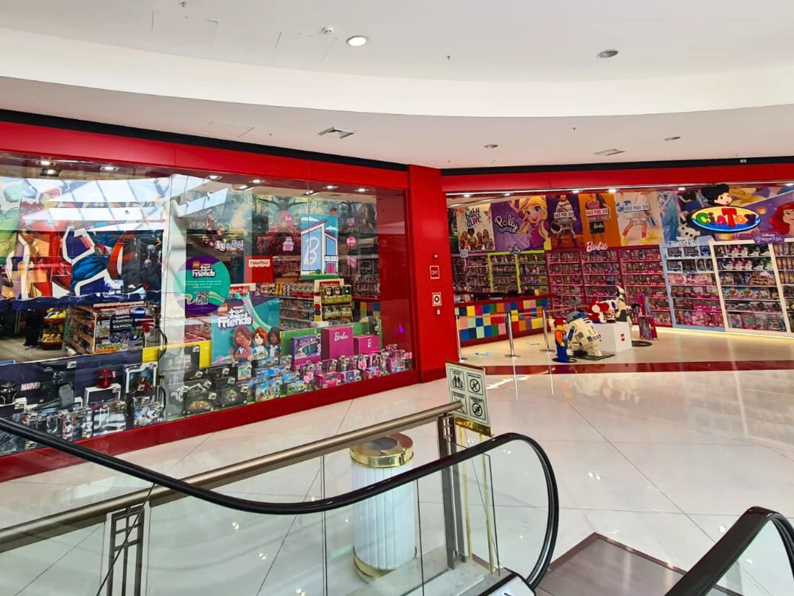 Fachada colorida da loja de brinquedos CiaToy em um shopping, com vitrines repletas de produtos LEGO e Barbie.