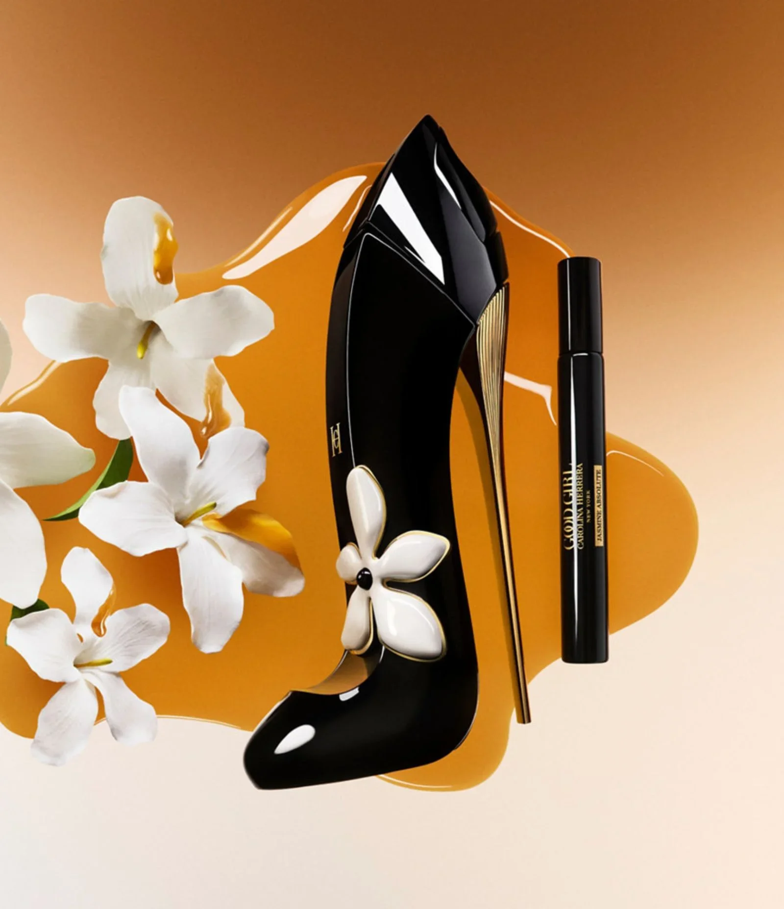 Frasco de perfume em formato de sapato stiletto preto com uma flor branca, ao lado de um rímel, sobre um fundo âmbar com jasmins.
