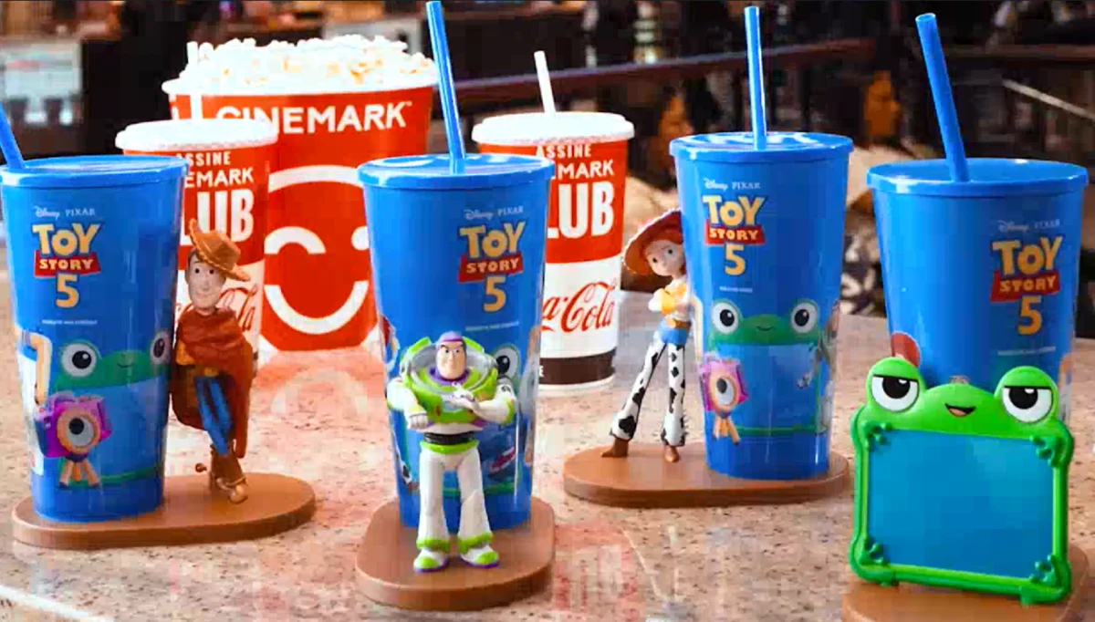 Linha completa de brindes colecionáveis de Toy Story 5 da Cinemark exibida sobre um balcão.