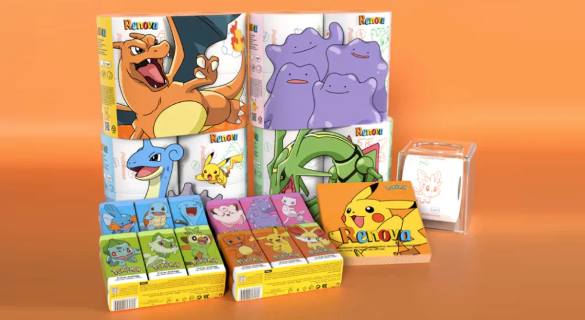 Uma coleção de produtos de higiene pessoal temáticos do Pokémon, incluindo pacotes de papel higiênico, caixas de lenços de papel e pacotes menores com ilustrações de vários Pokémon, organizados em um fundo laranja terroso.