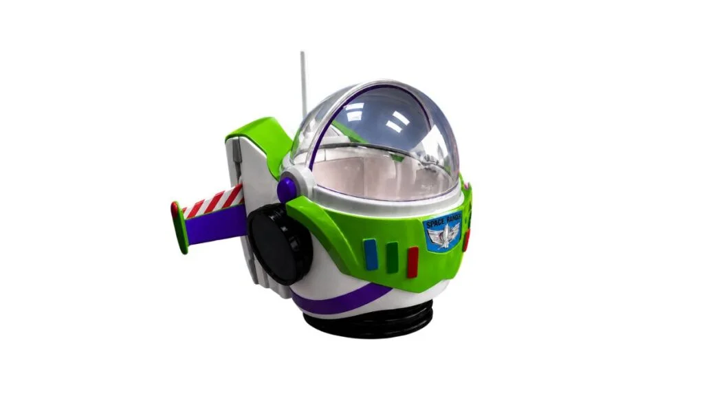 Balde de pipoca no formato do capacete e mochila do Buzz Lightyear, com asas articuladas estendidas, isolado em um fundo branco