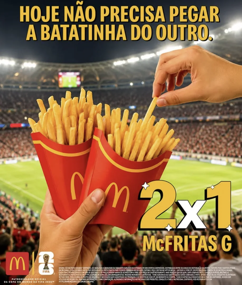 Anúncio do McDonald's mostrando uma mão segurando duas embalagens grandes de McFritas em um estádio de futebol lotado. Acima, o texto "HOJE NÃO PRECISA PEGAR A BATATINHA DO OUTRO." e abaixo o selo promocional "2x1 McFritas G".