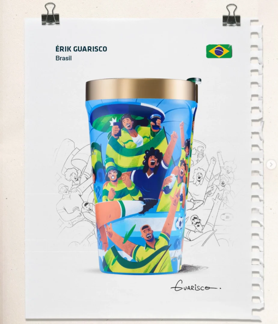 Close em um cartaz do copo Stanley do Brasil, ilustrado por Érik Guarisco, apresentando torcedores felizes vestidos de verde e amarelo sobre um fundo azul.