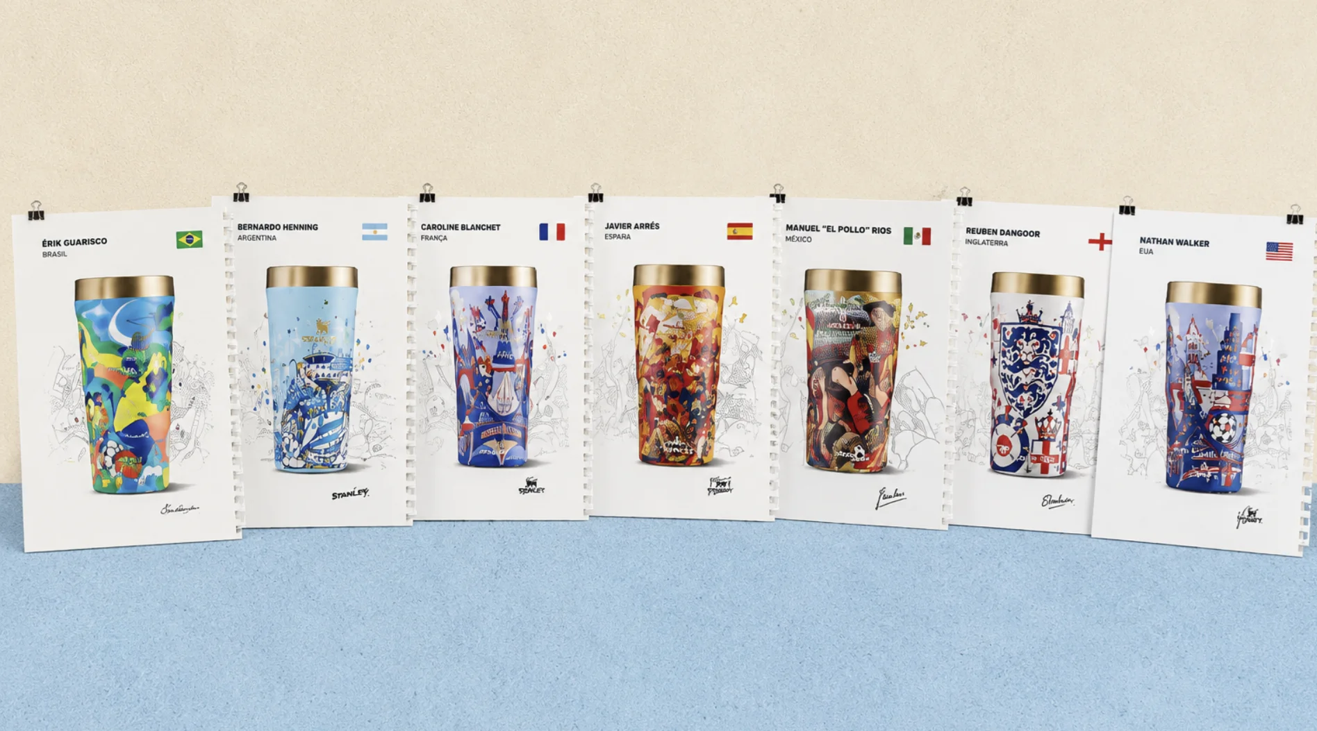 Sete cartazes individuais alinhados exibindo copos Stanley coloridos e ilustrados, cada um representando um país diferente para a Copa do Mundo.