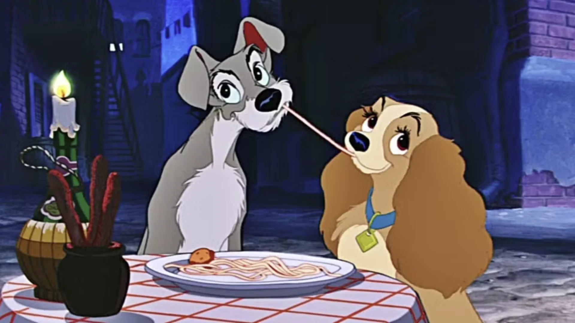 Cena clássica da animação "A Dama e o Vagabundo" onde os dois cachorros compartilham um prato de espaguete.