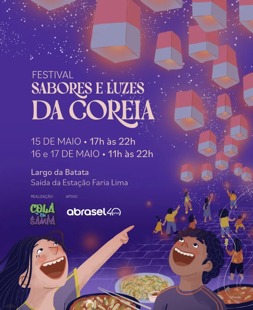 Ilustração vertical com fundo roxo estrelado promovendo o "Festival Sabores e Luzes da Coreia". No topo, lanternas quadradas flutuam no céu. No rodapé, duas crianças sorridentes olham para cima diante de pratos de comida coreana.