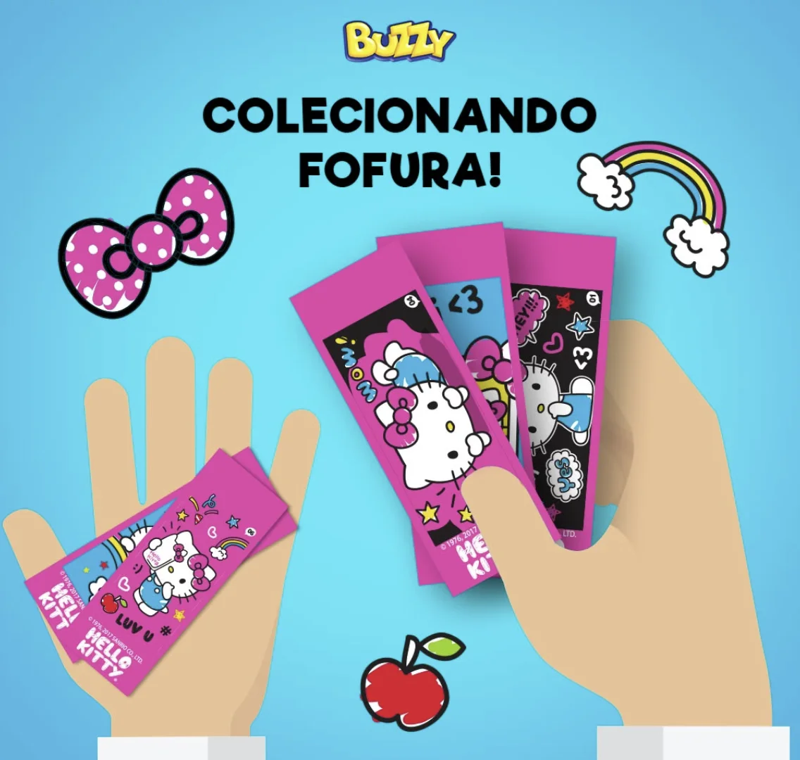 Ilustração de duas mãos segurando figurinhas retangulares cor-de-rosa da Hello Kitty sob o título "Colecionando Fofura!" em um fundo azul.