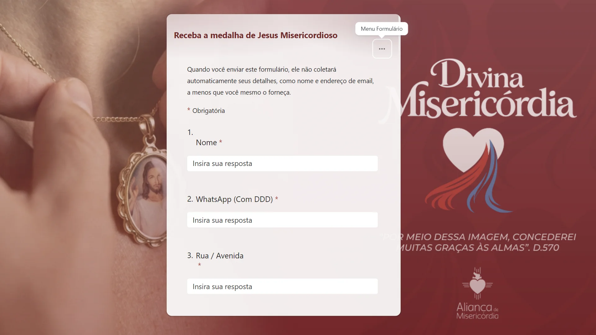 Formulário digital de cadastro intitulado "Receba a medalha de Jesus Misericordioso", sobreposto a uma imagem de fundo em tons de vermelho com a logo da Aliança de Misericórdia.