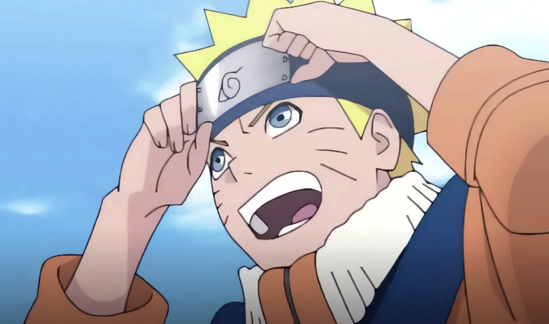 Ilustração em estilo de anime de Naruto Uzumaki como uma criança ou pré-adolescente, olhando para cima com uma expressão de surpresa ou excitação, boca aberta em um grito. Ele está usando sua bandana ninja da Vila Oculta da Folha e um macacão laranja com gola branca, a mesma roupa clássica de sua juventude. Ele está segurando a bandana com as duas mãos, uma de cada lado. O fundo é um céu azul com nuvens brancas desfocadas.
