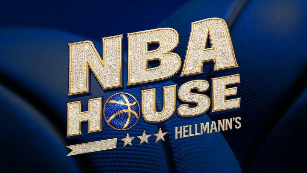 Logotipo tridimensional e brilhante da "NBA HOUSE" cravejado de cristais dourados e prateados sobre um fundo azul escuro texturizado, com a assinatura da marca Hellmann's logo abaixo.