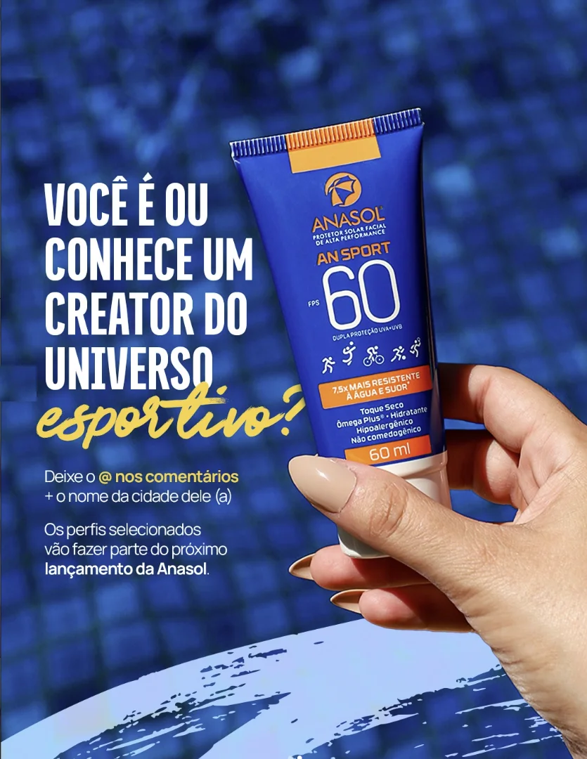 Mão feminina segurando um protetor solar Anasol An Sport FPS 60 em frente a um fundo de azulejos azuis de piscina, com texto em destaque chamando criadores de conteúdo do esporte.