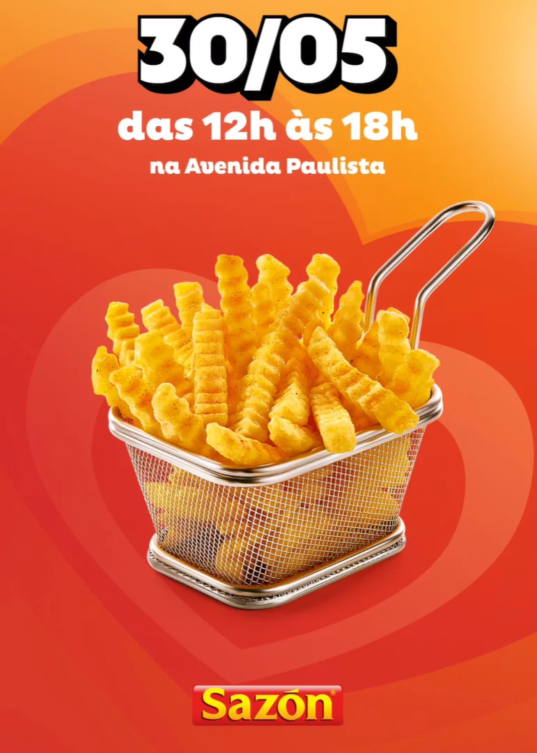 Um pôster promocional vertical com fundo de gradiente laranja e vermelho, apresentando um grande coração sutil. No topo, em fonte branca grande, está o texto "30/05 das 12h às 18h na Avenida Paulista". Uma cesta de metal cheia de batatas fritas onduladas é o foco central. O logotipo vermelho da Sazón está na parte inferior.