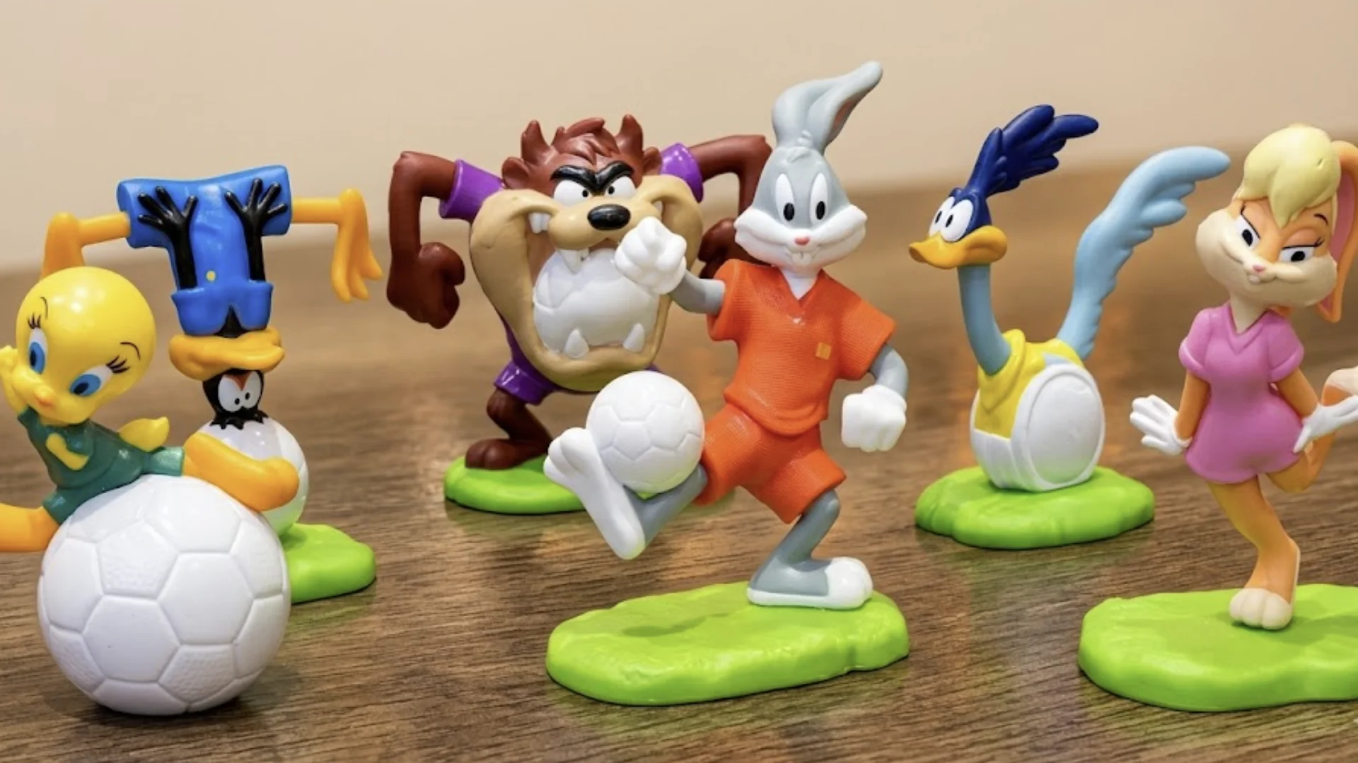 Burger King entra no clima da Copa com Looney Tunes e coleção viraliza