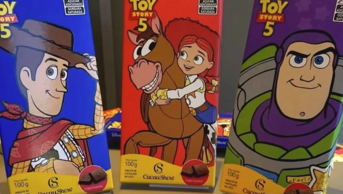 Tabletes da Cacau Show inspirados em Toy Story 5 com Woody, Jessie e Buzz Lightyear nas embalagens coloridas.
