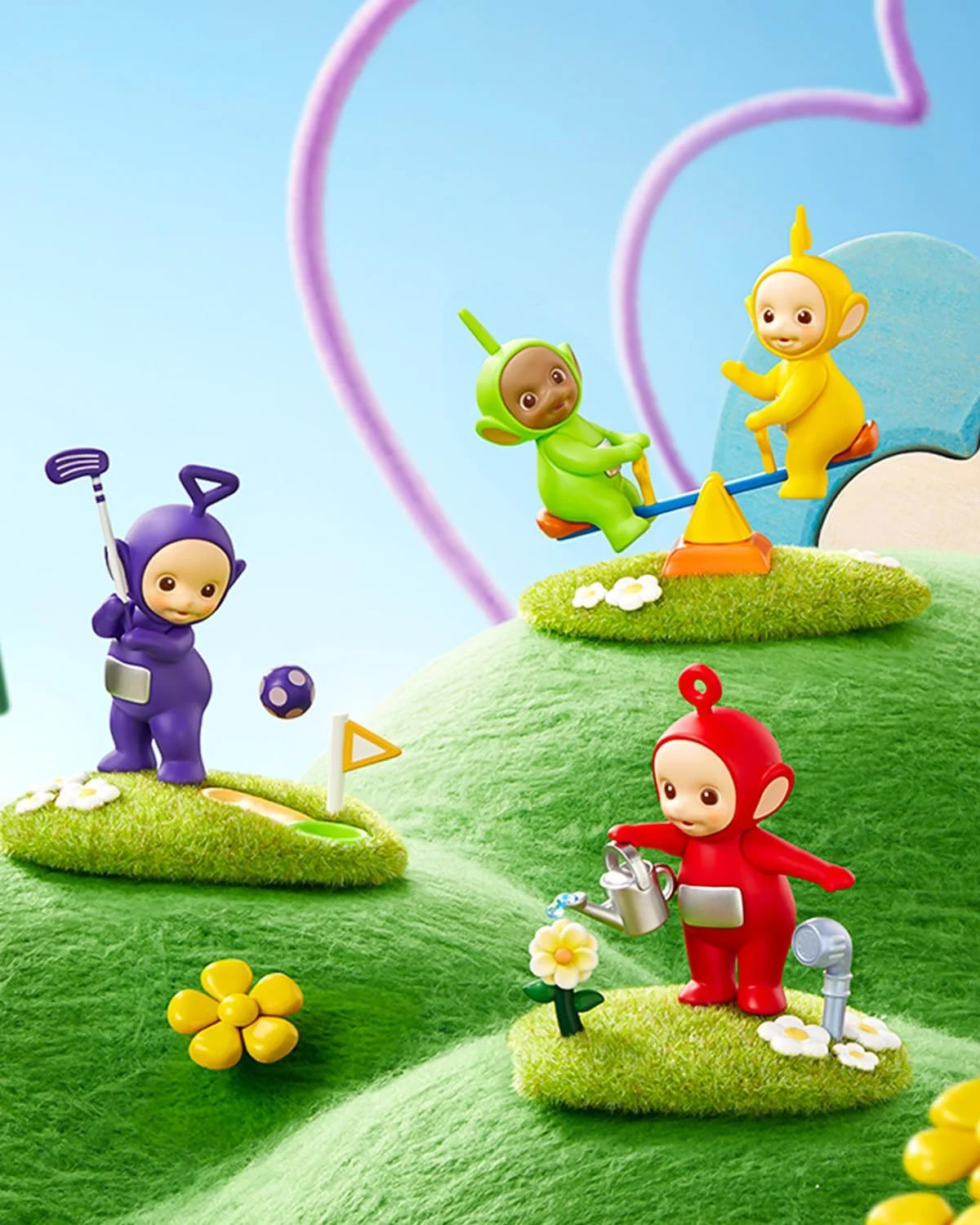 Miniaturas dos Teletubbies da Miniso em cenário verde com Po regando flores, Dipsy jogando golfe e personagens na gangorra.