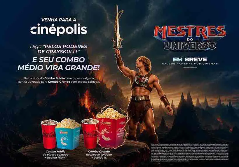 Banner promocional da Cinépolis para o filme "Mestres do Universo". À direita, o personagem He-Man ergue sua espada sob um céu tempestuoso. À esquerda, textos explicam a promoção para transformar o combo de pipoca médio em grande ao dizer a frase "Pelos poderes de Grayskull!". No rodapé, o comparativo visual dos combos médio e grande.