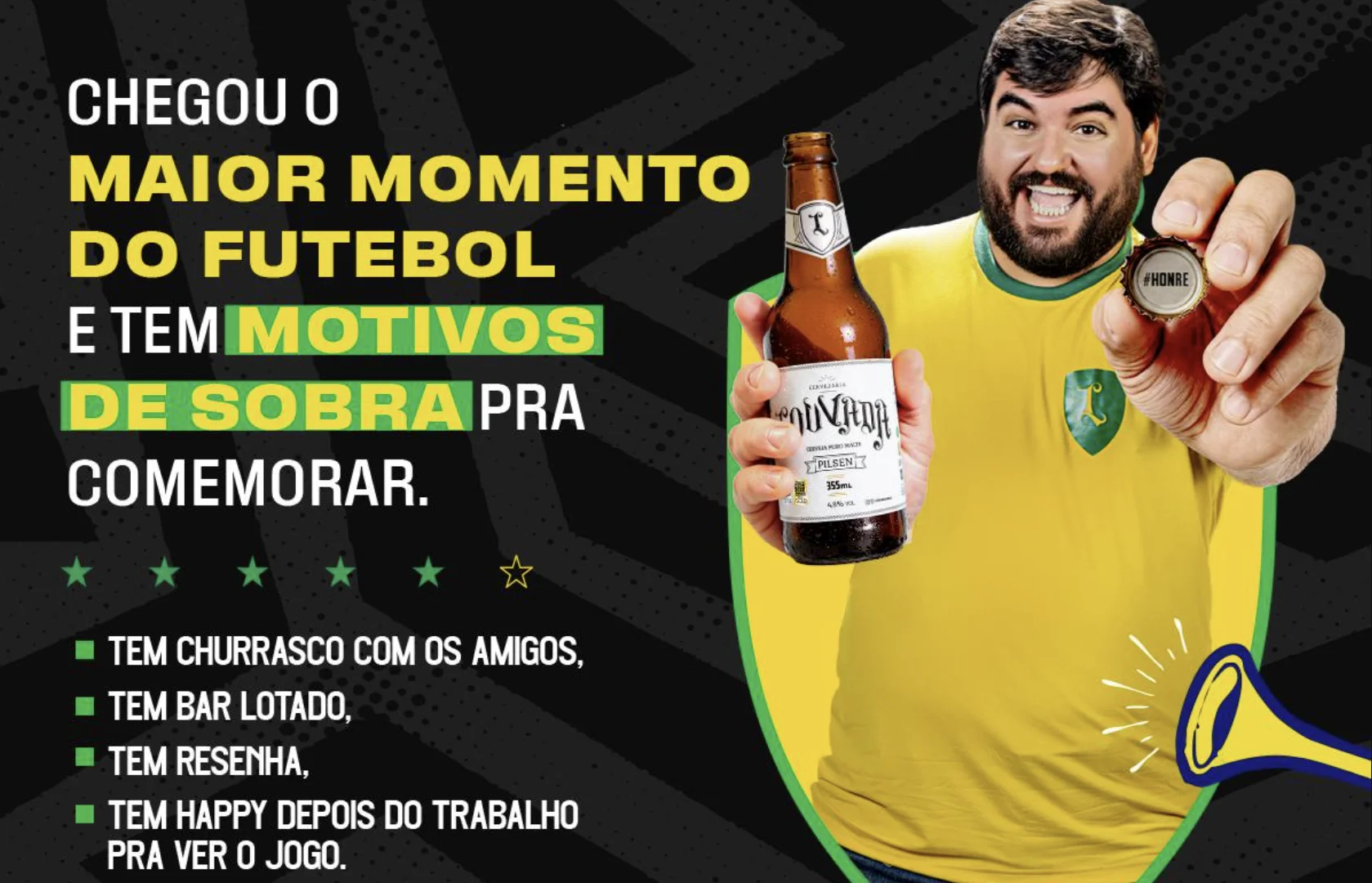 Homem vestindo camisa amarela segura uma cerveja Louvada e mostra tampinha premiada com a inscrição “#Honre” em campanha promocional ligada ao futebol.