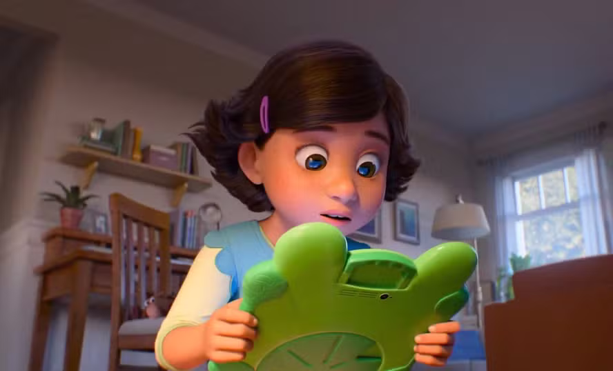 Bonnie aparece olhando surpresa para um tablet verde em cena de Toy Story 5.