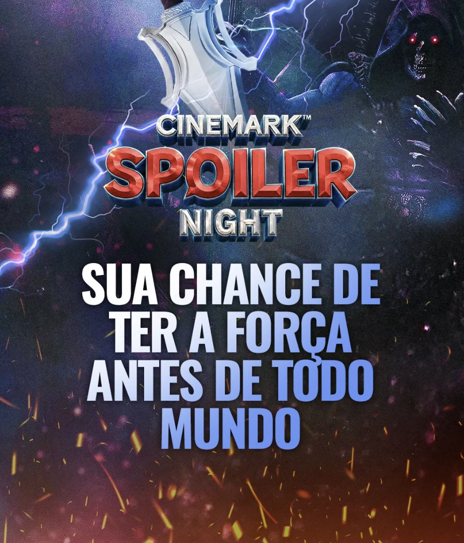 Banner promocional azul-escuro com raios e faíscas. No topo, o logotipo "Cinemark Spoiler Night" sob a lâmina de uma espada. No centro, o texto em destaque: "Sua chance de ter a força antes de todo mundo". Ao fundo, a silhueta sombria do Esqueleto com olhos vermelhos brilhantes.