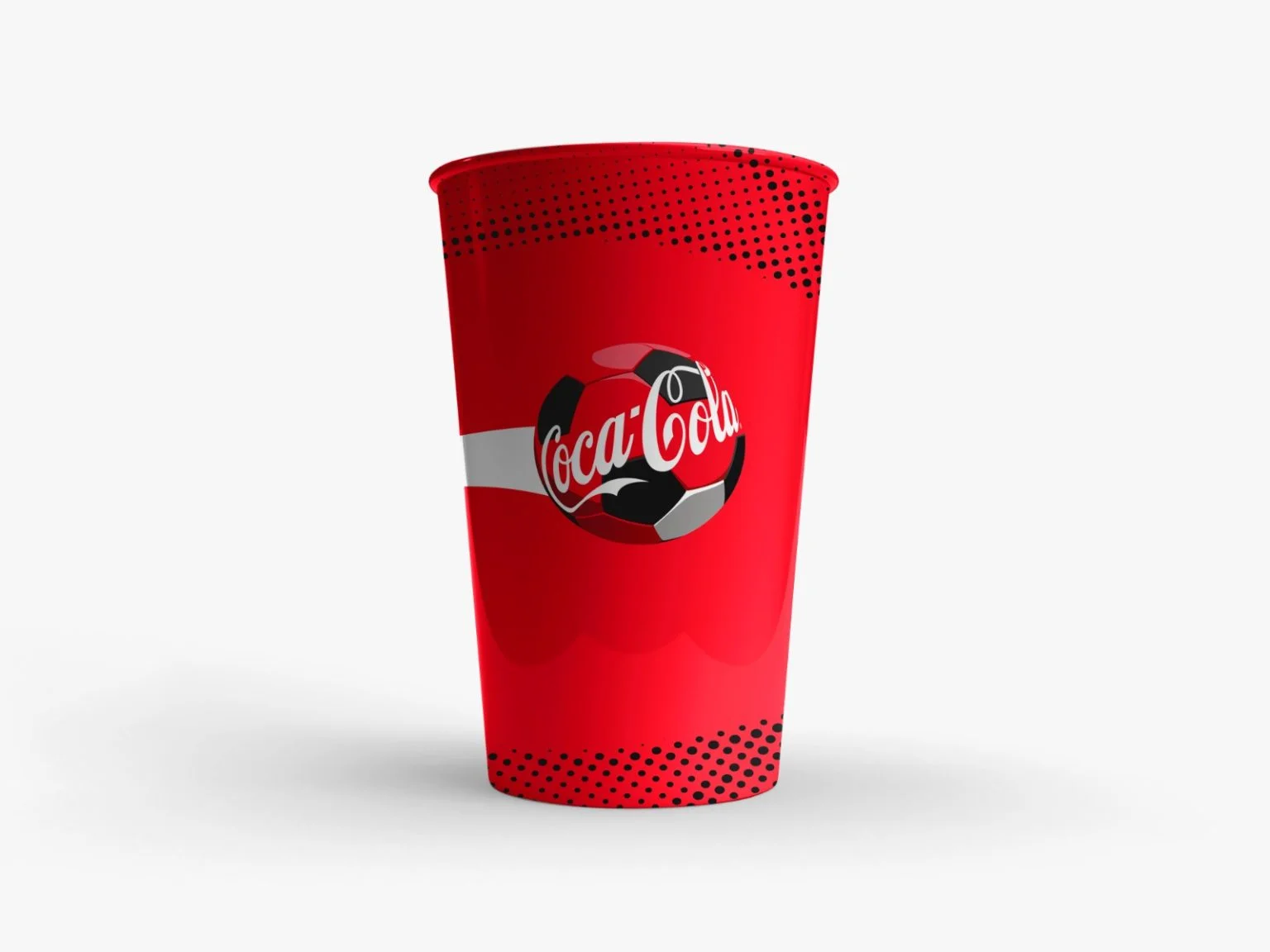 Copo vermelho da Coca-Cola com ilustração de bola de futebol no centro e detalhes em preto.