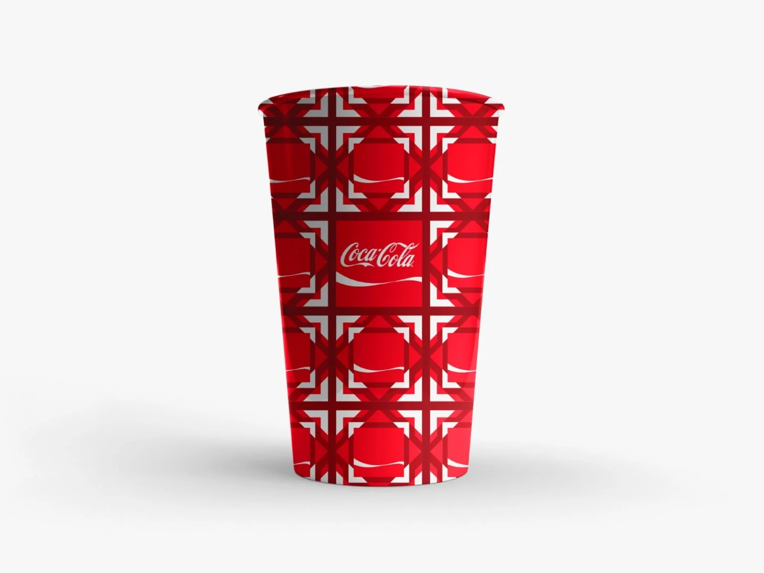 Copo colecionável vermelho da Coca-Cola com estampa geométrica inspirada no universo do futebol.