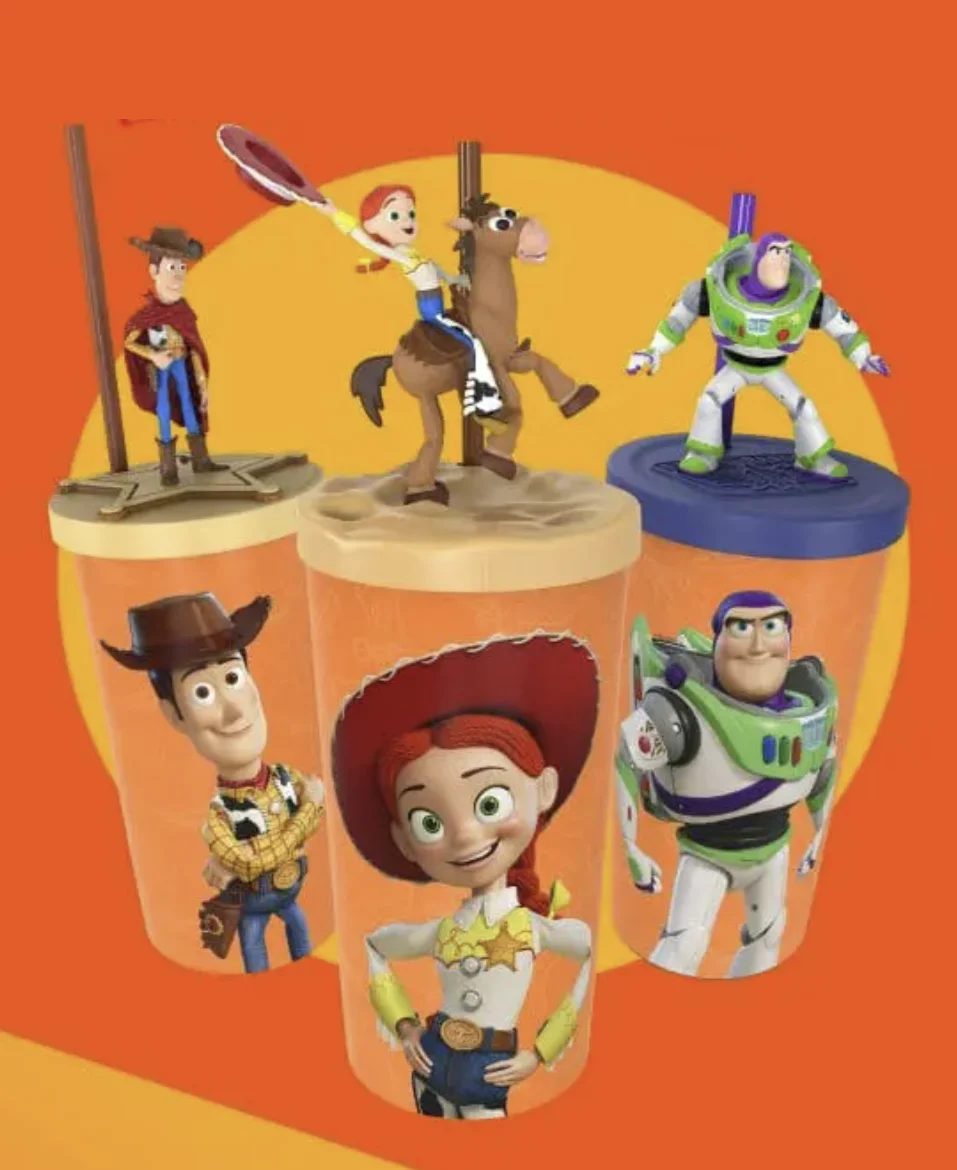 Copos colecionáveis de Toy Story 5 distribuídos pela Movida com personagens Woody, Jessie e Buzz Lightyear.