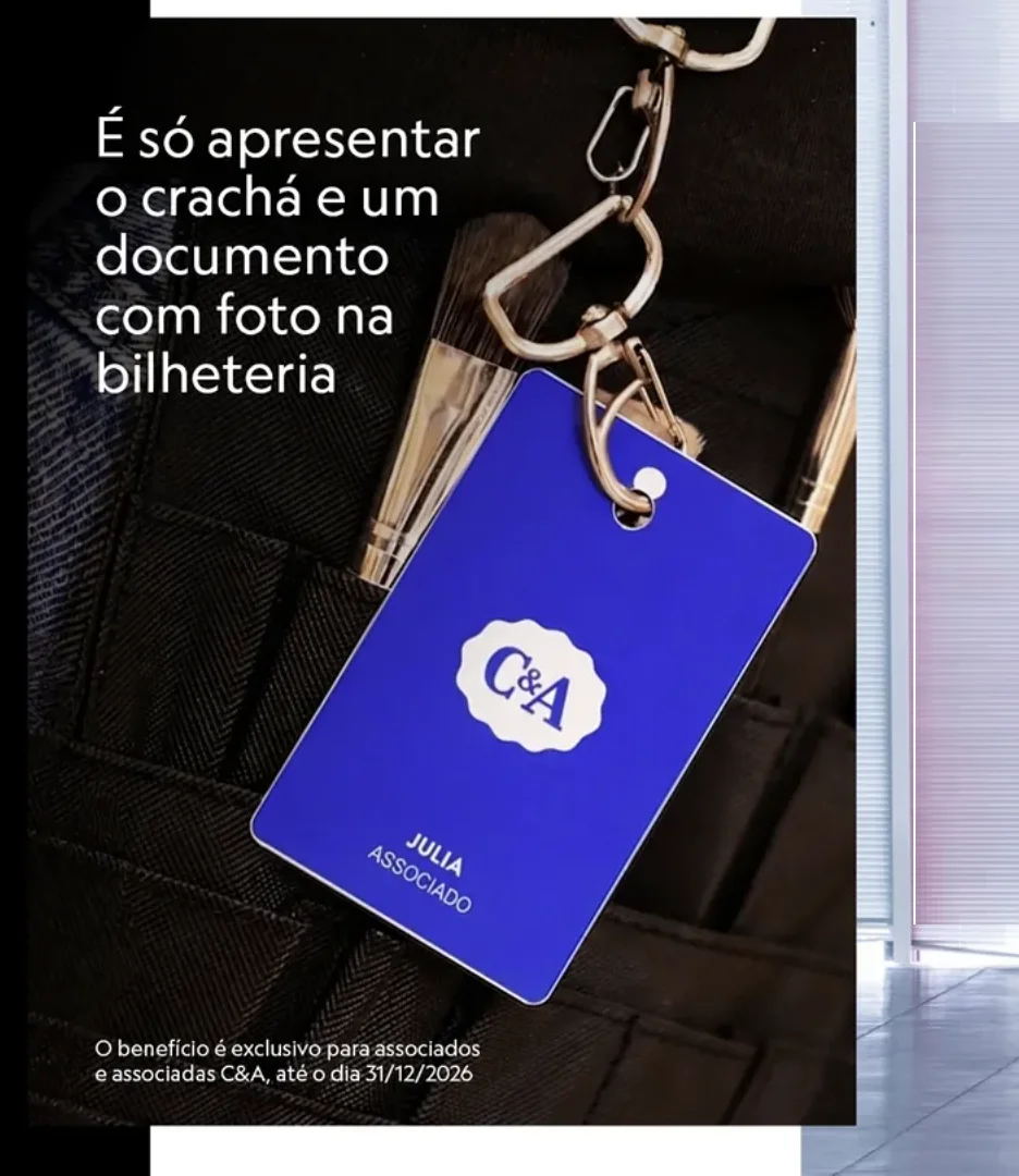 Crachá azul da C&A pendurado em corrente metálica ao lado de texto explicando acesso gratuito ao MASP.