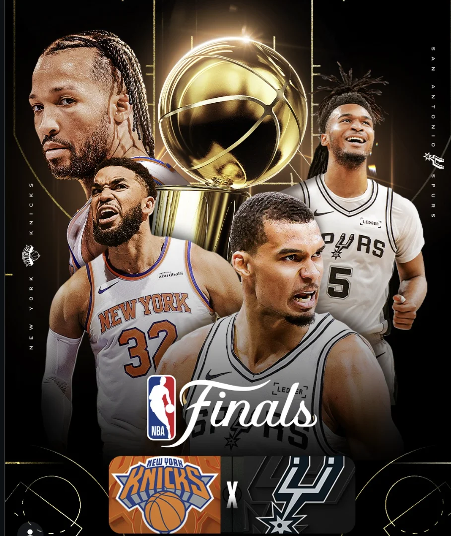 Pôster digital promocional das Finais da NBA destacando o confronto entre New York Knicks e San Antonio Spurs. No centro, ergue-se o troféu dourado Larry O'Brien, ladeado pelos jogadores Jalen Brunson e Karl-Anthony Towns (do Knicks, à esquerda) e Victor Wembanyama e Stephon Castle (do Spurs, à direita). Na parte inferior, destaca-se o logotipo oficial "NBA Finals" e os escudos das duas equipes separados por um "X".