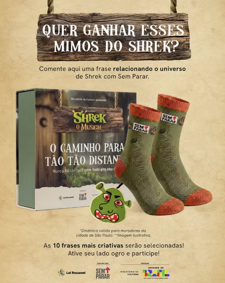 Cartaz promocional da campanha "Sem Parar" e "Shrek, O Musical". No topo, uma placa de madeira diz "Quer ganhar esses mimos do Shrek?". Abaixo, o texto pede para comentar uma frase unindo os dois universos. No centro, há uma caixa de presente temática, um par de meias verdes e laranjas com o logo do Sem Parar e um aromatizante de carro com a cara do Shrek brava. No rodapé, logos do Sem Parar, Lei Rouanet e Ministério da Cultura.