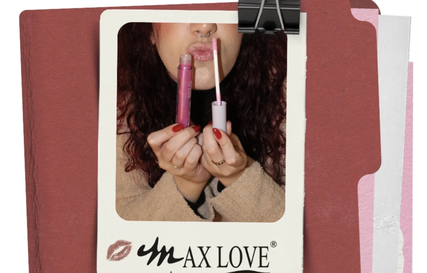 Creator segura gloss da Max Love em arte promocional inspirada em scrapbook.
