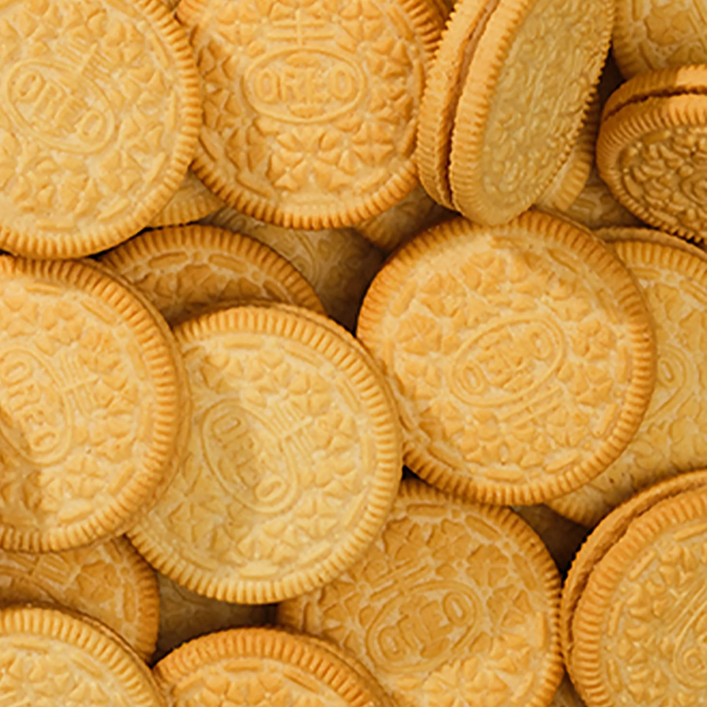 Vários biscoitos Oreo Golden empilhados em close-up.