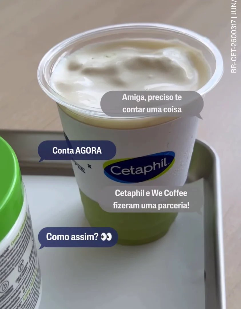 Copo personalizado da parceria entre Cetaphil e We Coffee com mensagens na tela.