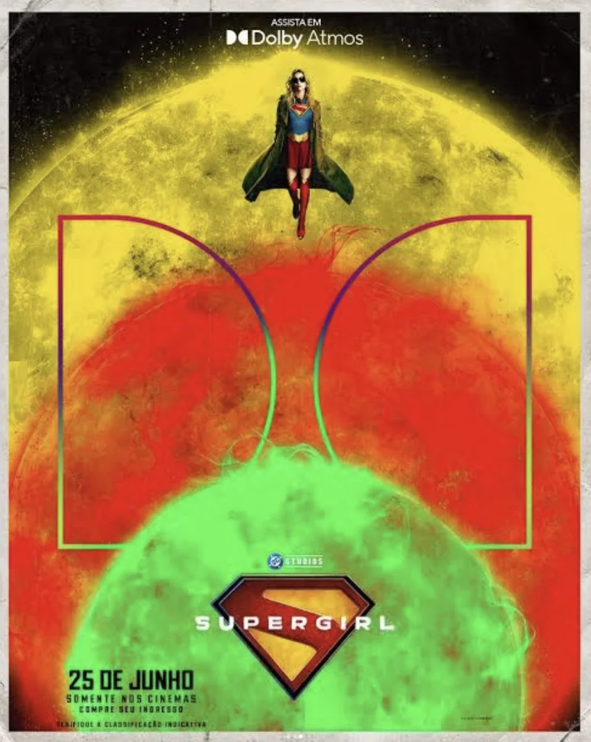 Versão oficial do pôster de “Supergirl” com a personagem centralizada sobre arte abstrata em cores vibrantes.