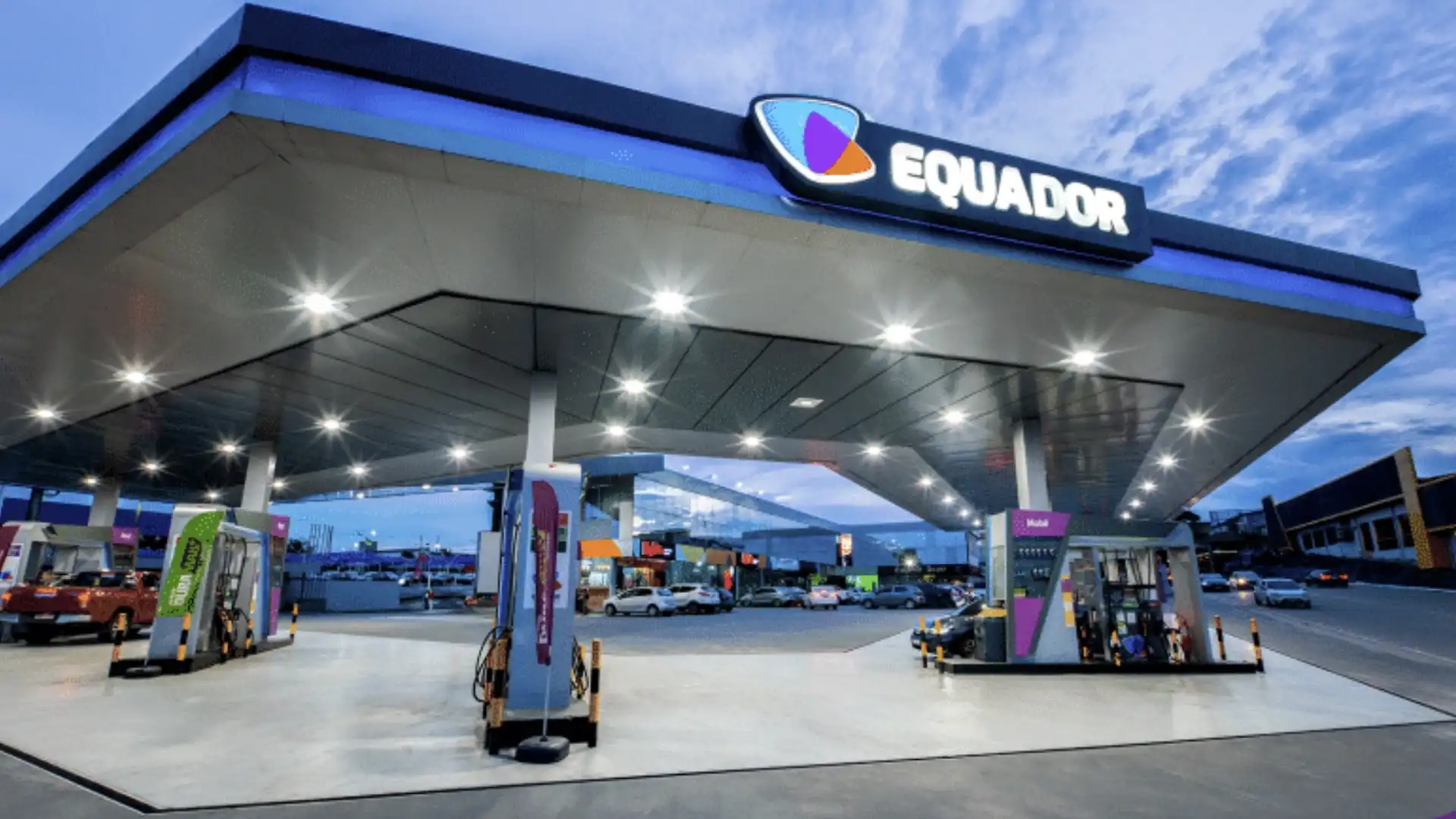Posto da Equador Energia iluminado durante a noite em Manaus.