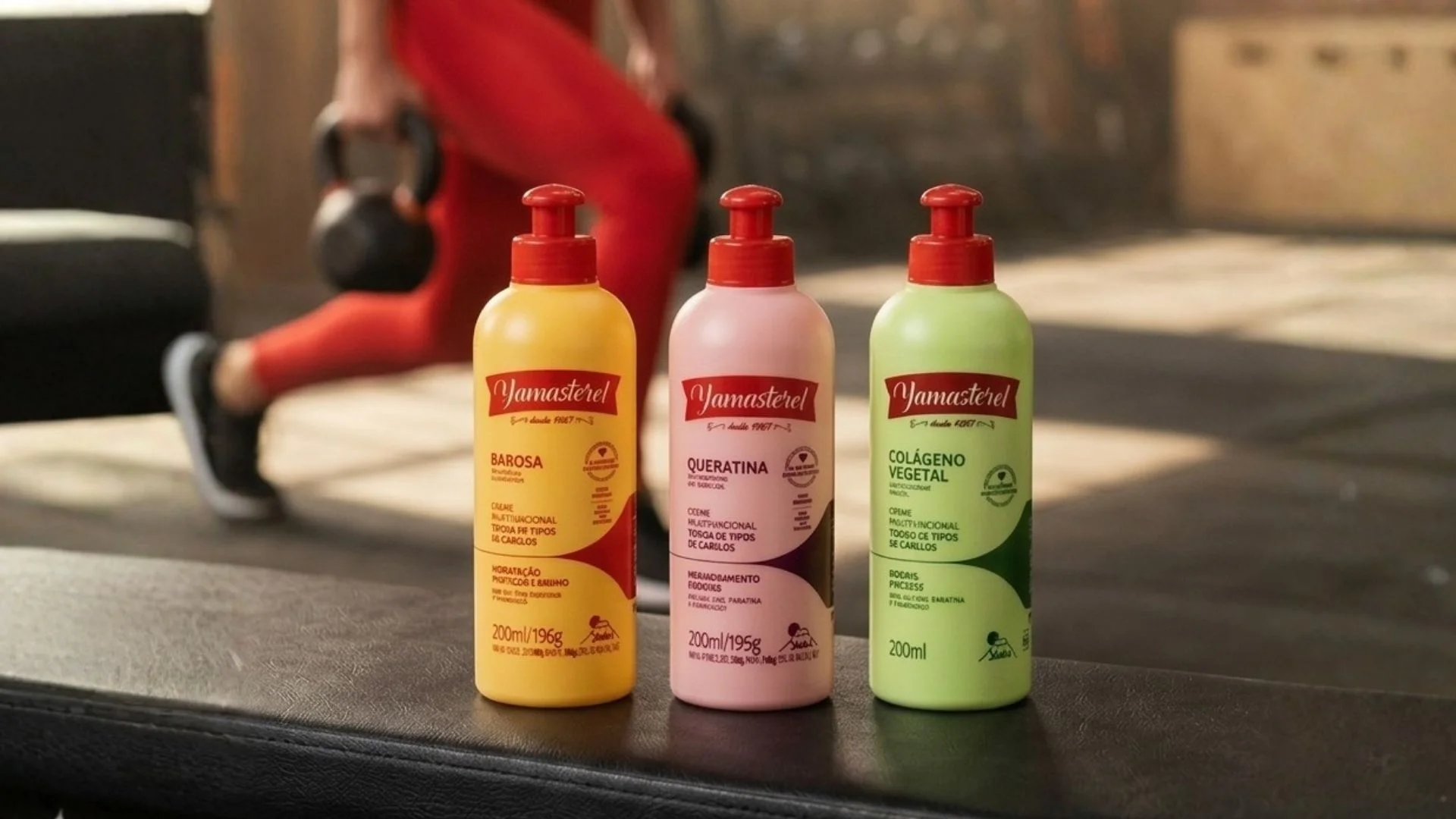 Produtos Yamasterol das linhas Barosa, Queratina e Colágeno Vegetal posicionados em ambiente fitness com pessoa treinando ao fundo.