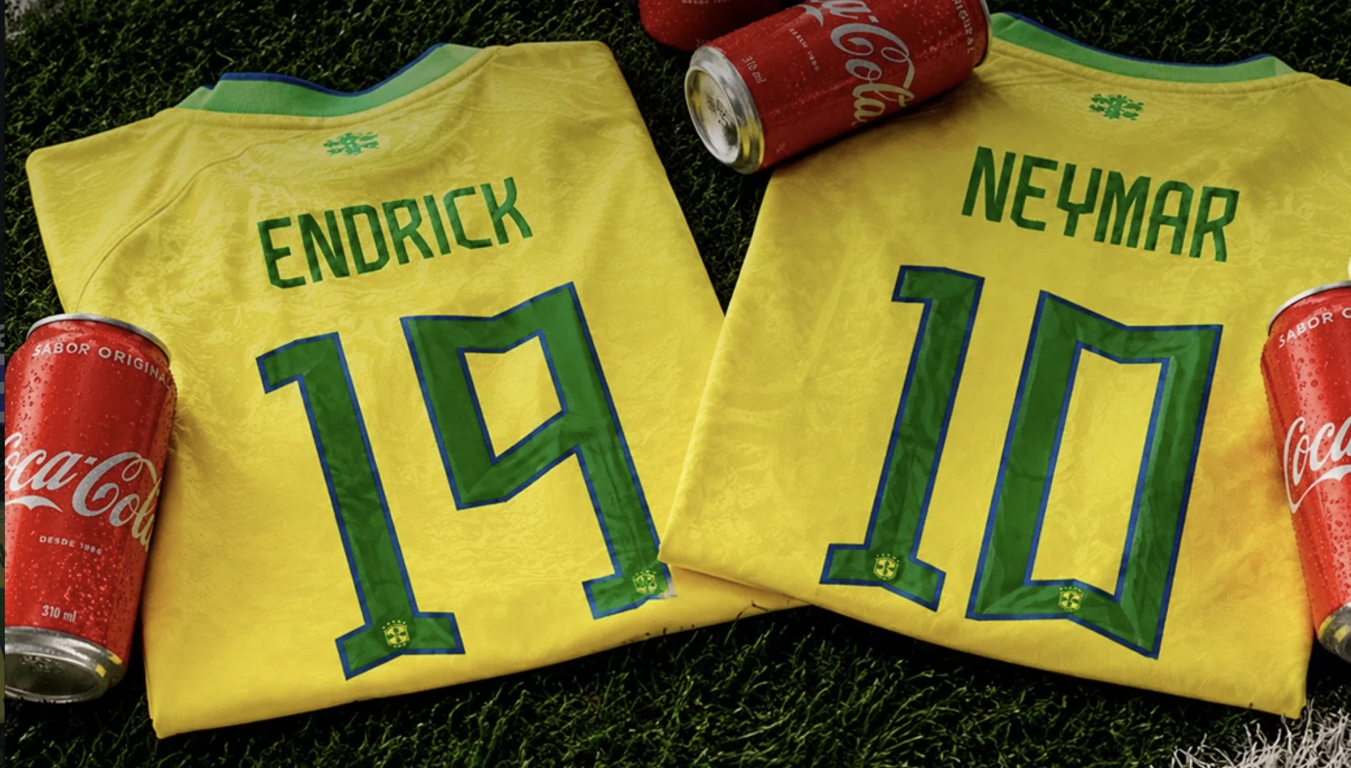 Camisas da Seleção Brasileira com nomes de Endrick e Neymar ao lado de latas de Coca-Cola.