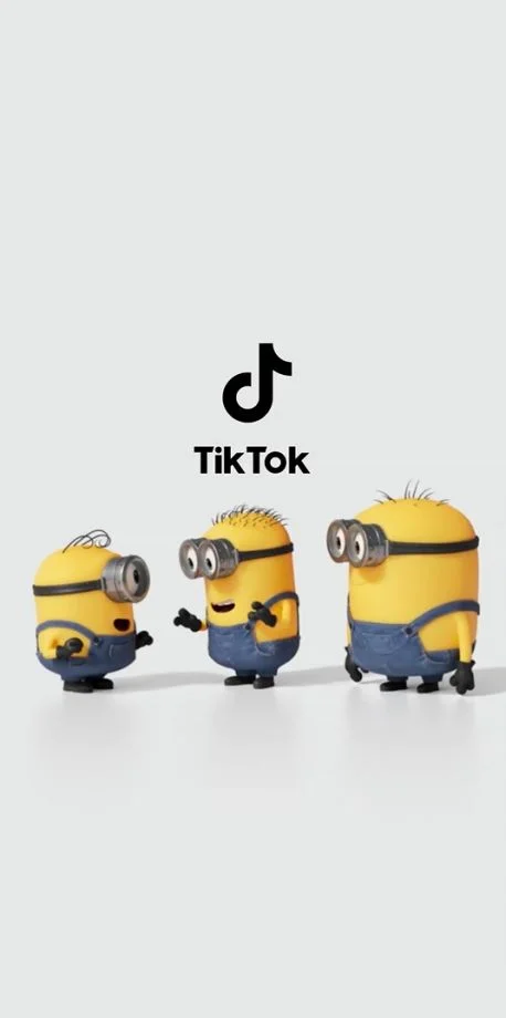 Três Minions aparecem conversando em tela com logo do TikTok em fundo claro minimalista.