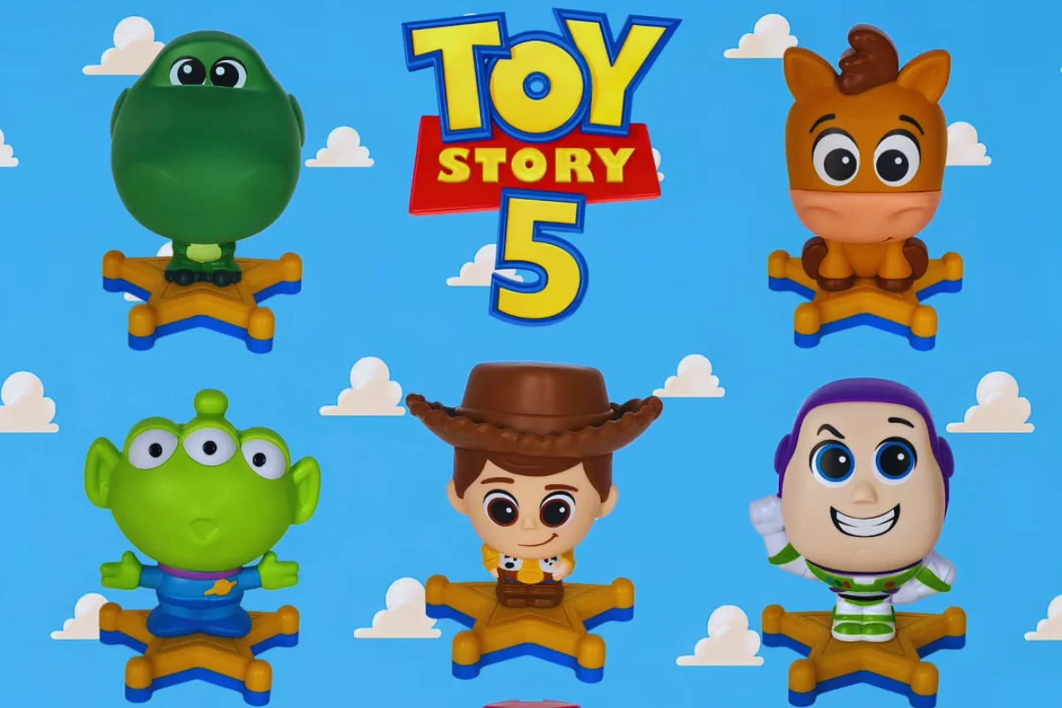 Ilustração promocional com fundo azul e estampas de nuvens brancas, remetendo ao papel de parede clássico do quarto do Andy. Centralizado no topo está o logotipo de "Toy Story 5". Ao redor, aparecem cinco bonecos colecionáveis posicionados sobre bases amarelas em formato de estrela de xerife: Rex, Bala no Alvo, Alien, Woody e Buzz Lightyear.