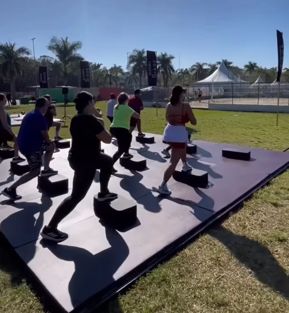 Participantes fazem aula funcional em espaço montado pela Eudora durante ativação ao ar livre no Parque Villa-Lobos.