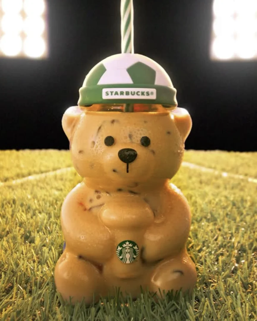 Foto em close do copo de urso da Starbucks.