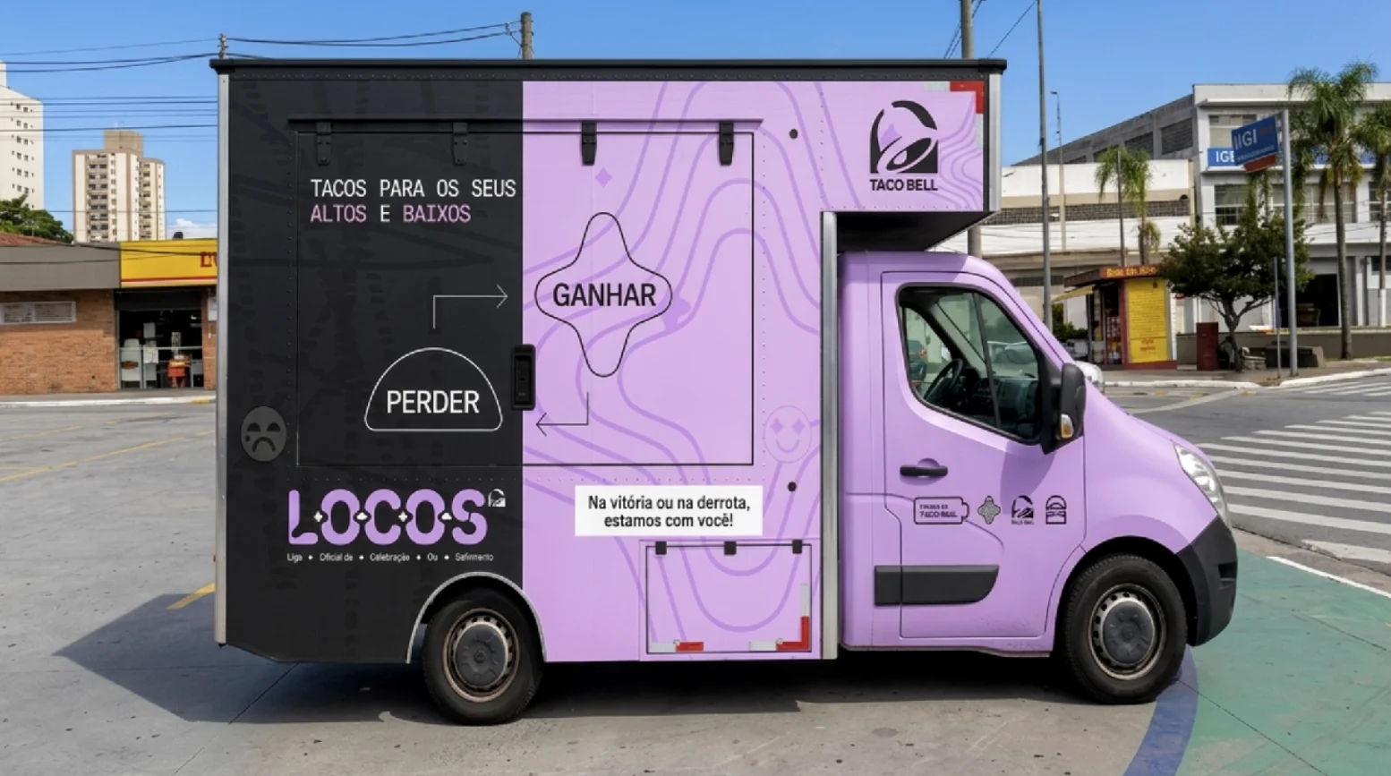 Van promocional lilás e preta do Taco Bell estacionada em avenida urbana durante campanha Locos.