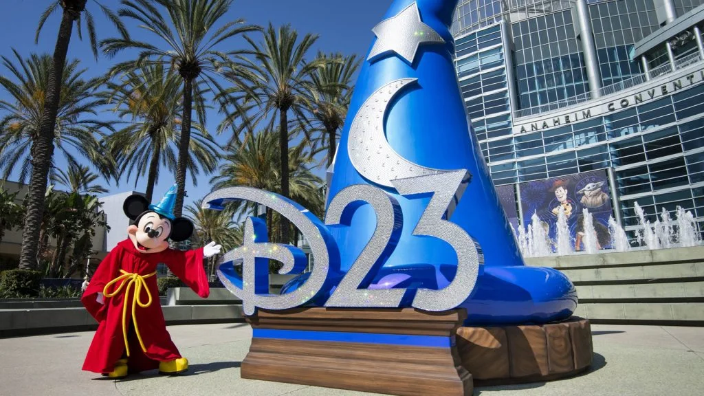Mickey Mouse posa ao lado do monumento da D23 em frente ao Anaheim Convention Center, na Califórnia.