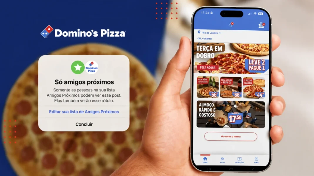 Duas pizzas da Domino's em caixas abertas sobre uma mesa, com sabores diferentes e destaque para a massa dourada e coberturas.