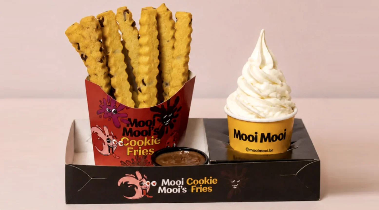 Cookie Fries da Mooi Mooi com cookies em formato de batata frita, sorvete de leite e calda servidos em bandeja.