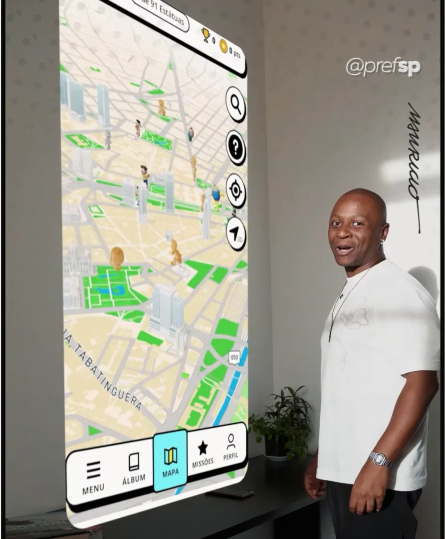 Homem aparece ao lado de uma tela gigante exibindo o mapa interativo da caça às estátuas da Turma da Mônica em São Paulo.