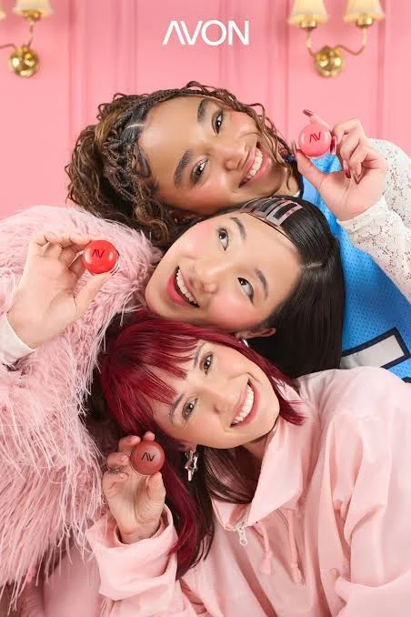 Influenciadoras posam segurando balms da linha Avon Sweets durante campanha inspirada na cultura pop coreana.