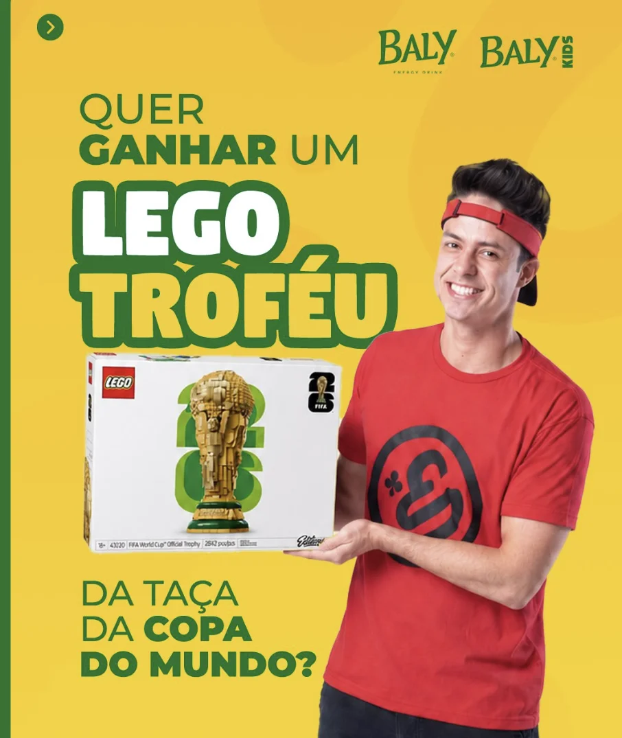 Enaldinho segura caixa do troféu LEGO oficial da Copa em campanha promocional da Baly Kids.