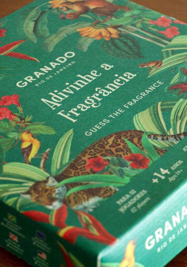 Caixa do jogo Adivinhe a Fragrância, da Granado, com ilustração tropical inspirada na Linha Vintage