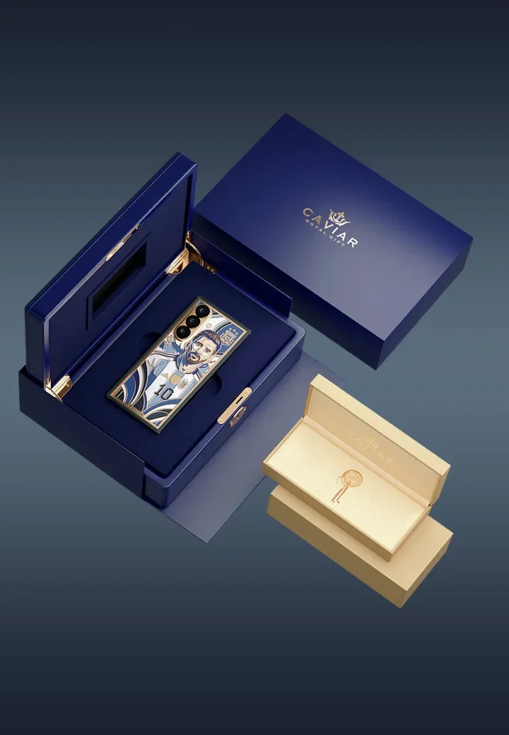 Smartphone de luxo inspirado em Lionel Messi dentro da embalagem premium azul da Caviar.