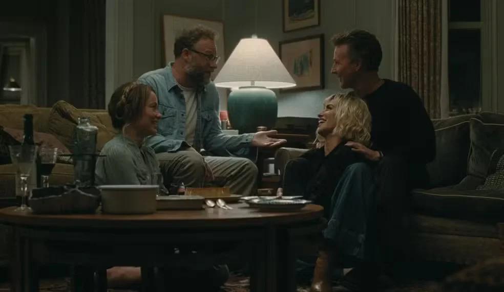 Seth Rogen, Penélope Cruz, Edward Norton e Olivia Wilde aparecem reunidos durante um jantar em uma cena do filme O Convite.